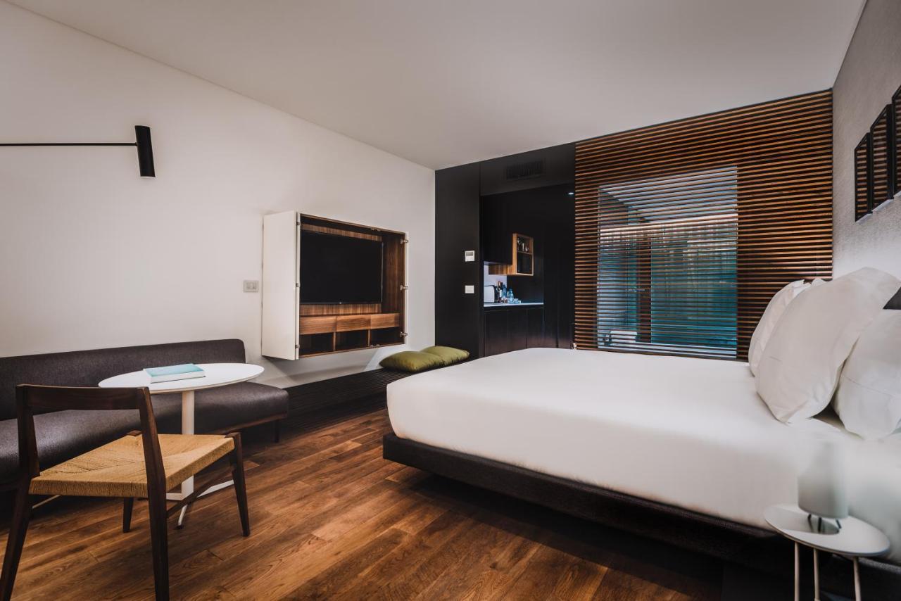 Sls Buenos Aires Puerto Madero Hotel ภายนอก รูปภาพ A room at the hotel