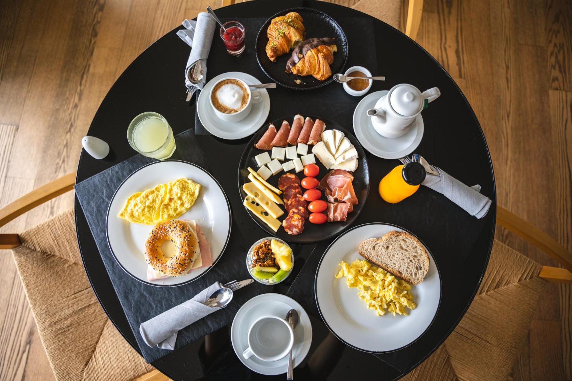 Sls Buenos Aires Puerto Madero Hotel ภายนอก รูปภาพ A typical breakfast in the UK