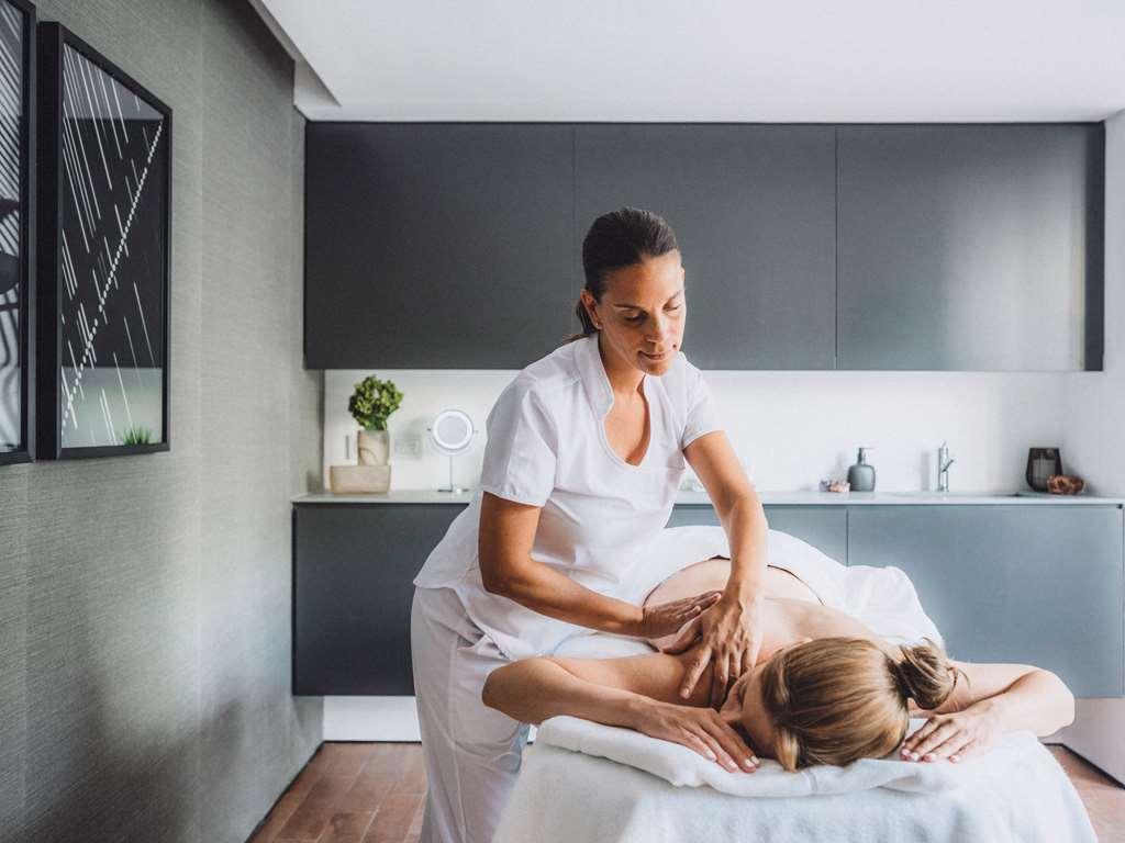 Sls Buenos Aires Puerto Madero Hotel สิ่งอำนวยความสะดวก รูปภาพ A massage therapist treating a patient