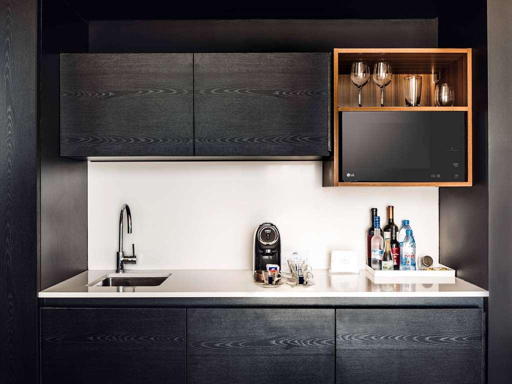Sls Buenos Aires Puerto Madero Hotel ห้อง รูปภาพ A wet bar in a hotel room